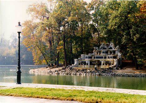 Parma, Parco Ducale, la fontana del trianon all'interno della peschiera